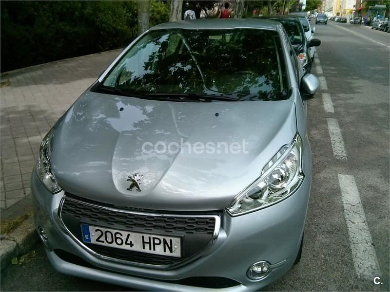 Usado Peugeot 208 Allure 92 CV (67 kW) 2013 Gris / plata Utilitario