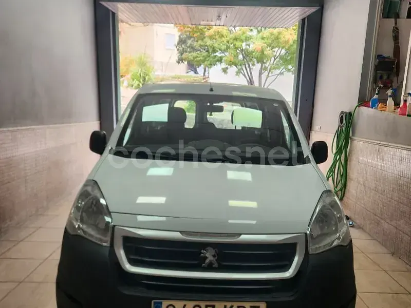 Usado Peugeot Partner Tepee Active 100 CV (73 kW) 2016 Blanco Monovolumen