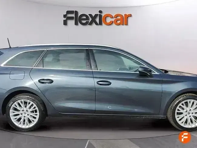 Usado Seat Leon Reference 90 CV (66 kW) 2021 Gris Berlina