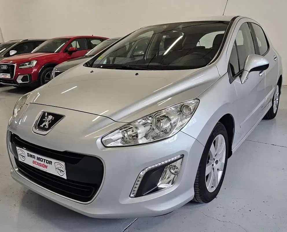 Usado Peugeot 308 Active 92 CV (67 kW) 2013 Plateado Utilitario