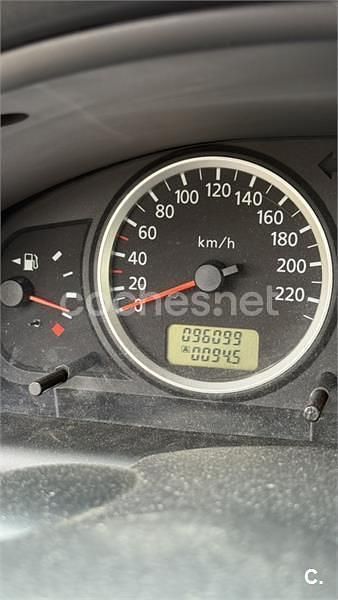 Usado Nissan Almera 82 CV (60 kW) 2005 Gris / plata Berlina