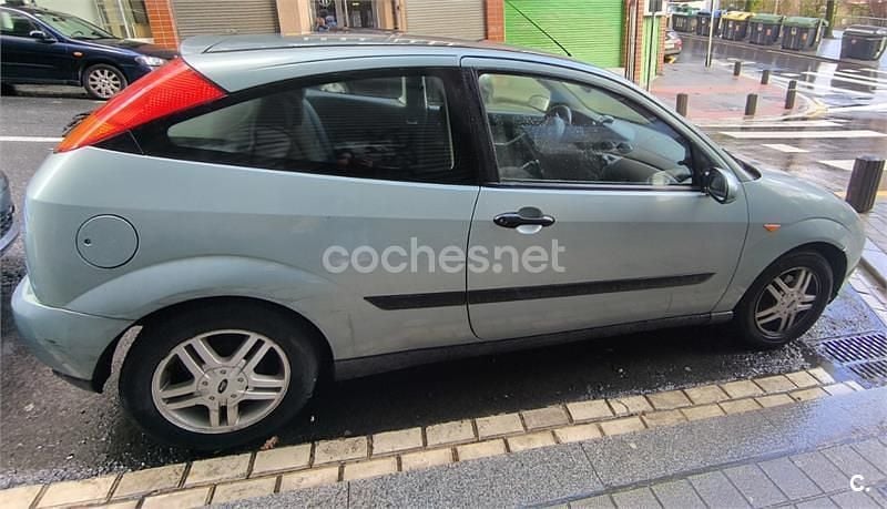 Usado Ford Focus Trend 100 CV (73 kW) 2001 Azul Berlina