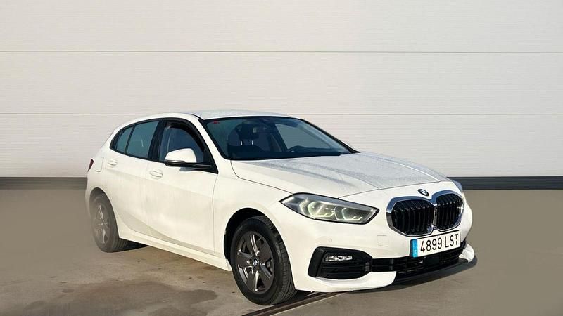 Blanco Usado 2021 BMW 118 Comfort Edition Utilitario | 22.900 € (Precio justo) - Imagen 1/4