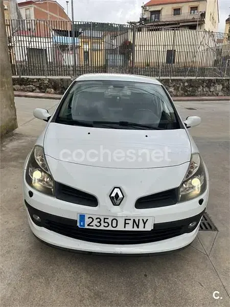 Usado Renault Clio II Dynamique 75 CV (55 kW) 2007 Blanco Berlina