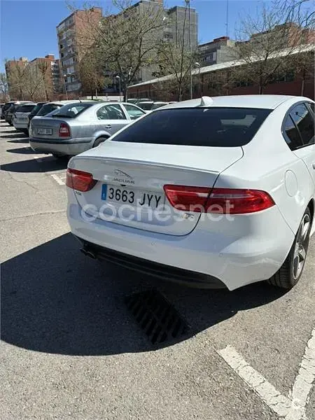 Usado Jaguar XE R-Sport 180 CV (132 kW) 2017 Blanco Berlina