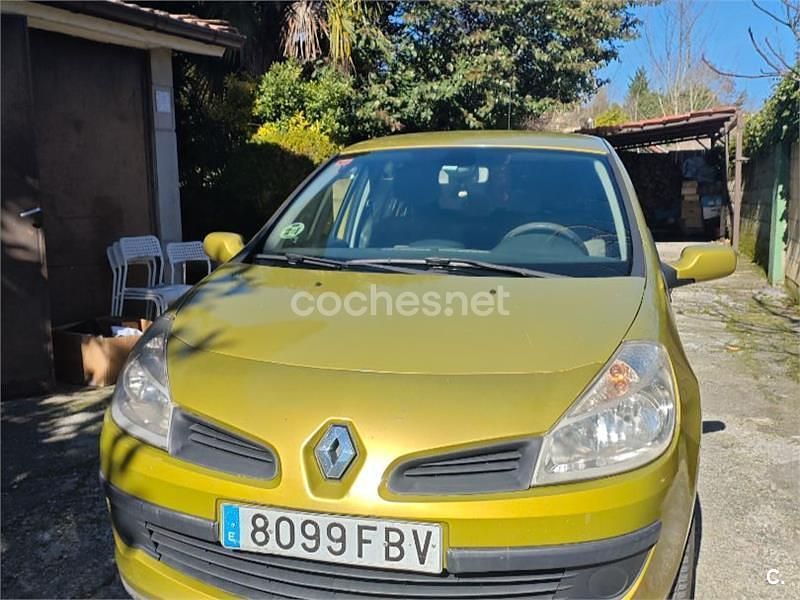 Usado Renault Clio II Dynamique 85 CV (62 kW) 2006 Amarillo Berlina