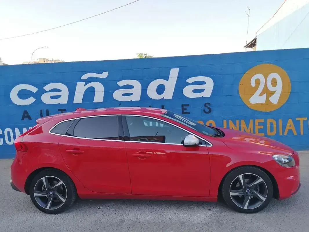 Usado Volvo V40 R-Design Kinetic 114 CV (83 kW) 2014 Rojo Utilitario