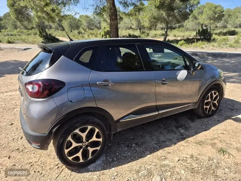 Usado Renault Captur Zen 90 CV (66 kW) 2017 Gris / plateado SUV
