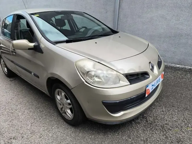 Usado Renault Clio II 100 CV (73 kW) 2007 Beige Berlina