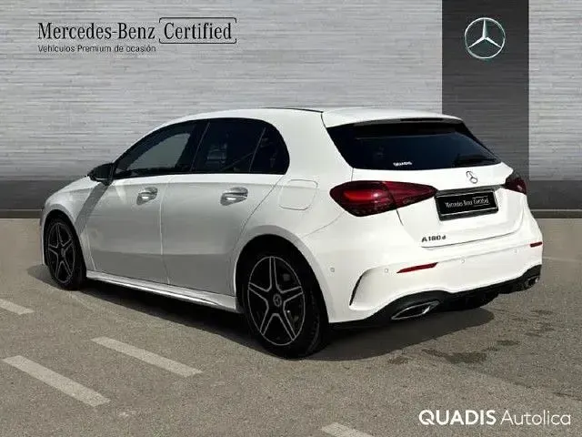 Usado Mercedes A180 AMG line 116 CV (85 kW) 2025 Blanco polar