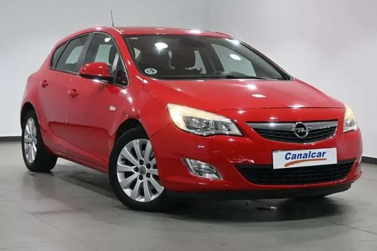 Usado Opel Astra Cosmo 110 CV (80 kW) 2010 Rojo Utilitario