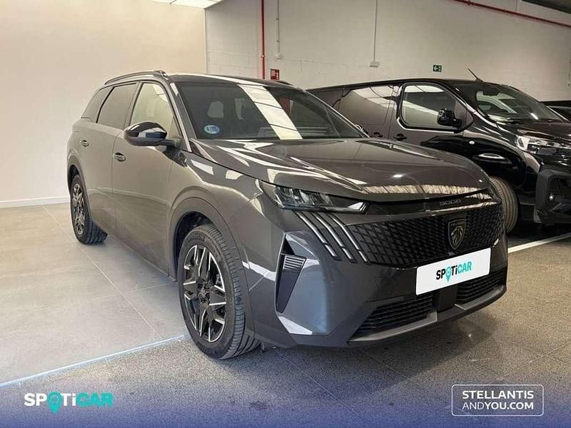 Usado Peugeot 5008 Allure 137 CV (100 kW) 2025 Gris SUV