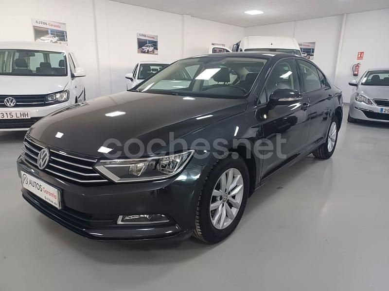 Usado VW Passat 120 CV (88 kW) 2019 Gris / plata Berlina