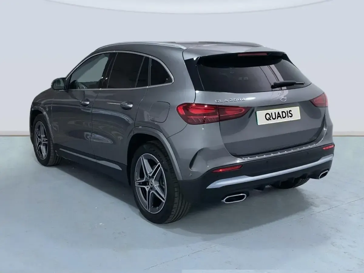 Usado Mercedes GLA200 150 CV (110 kW) 2025 Gris SUV