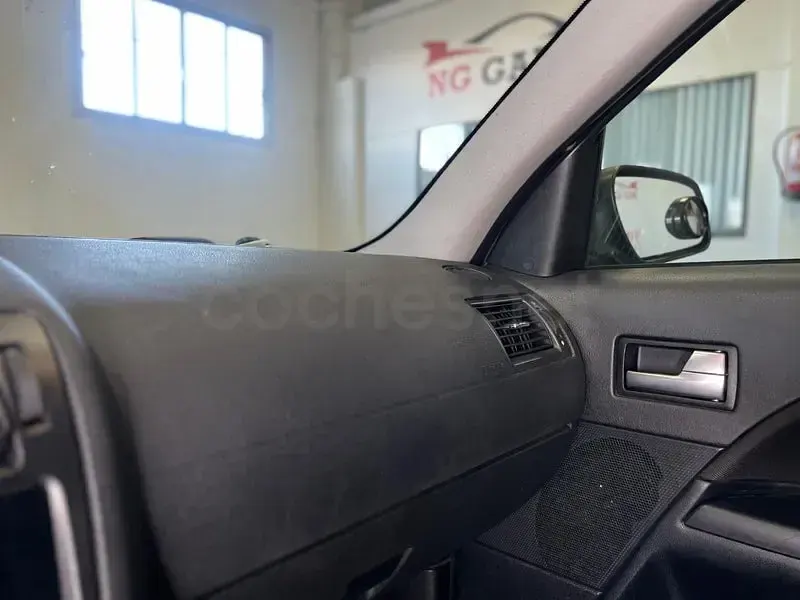 Usado Ford Mondeo Trend 115 CV (84 kW) 2004 Gris / plata Familiar