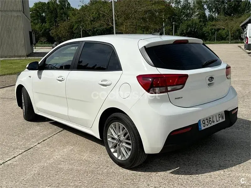 Usado Kia Rio 84 CV (61 kW) 2021 Blanco Berlina