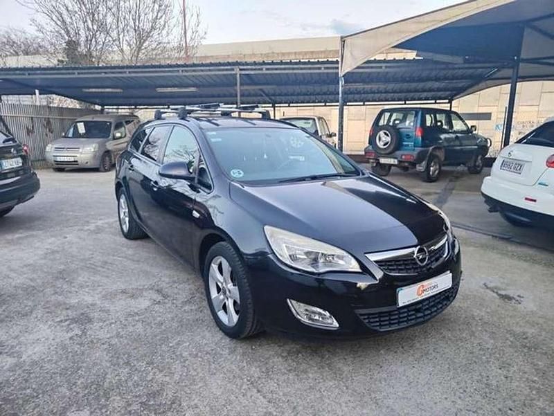 Usado Opel Astra Sport 125 CV (91 kW) 2012 Negro Familiar