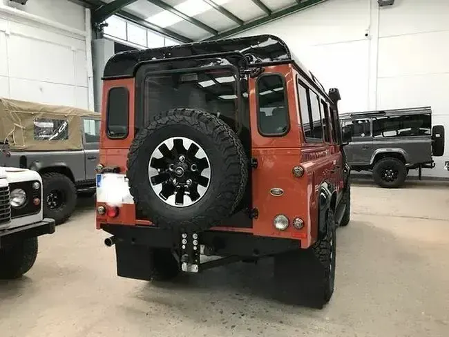 Używany Land Rover Defender 122 KM (89 kW) 2013 Pomarańczowy SUV
