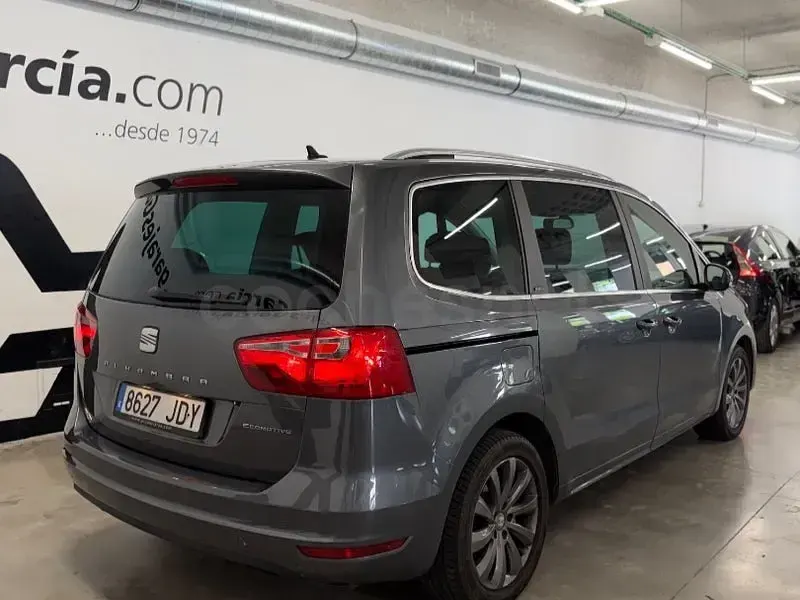 Usado Seat Alhambra 4Drive 140 CV (102 kW) 2015 Gris / plata Monovolumen