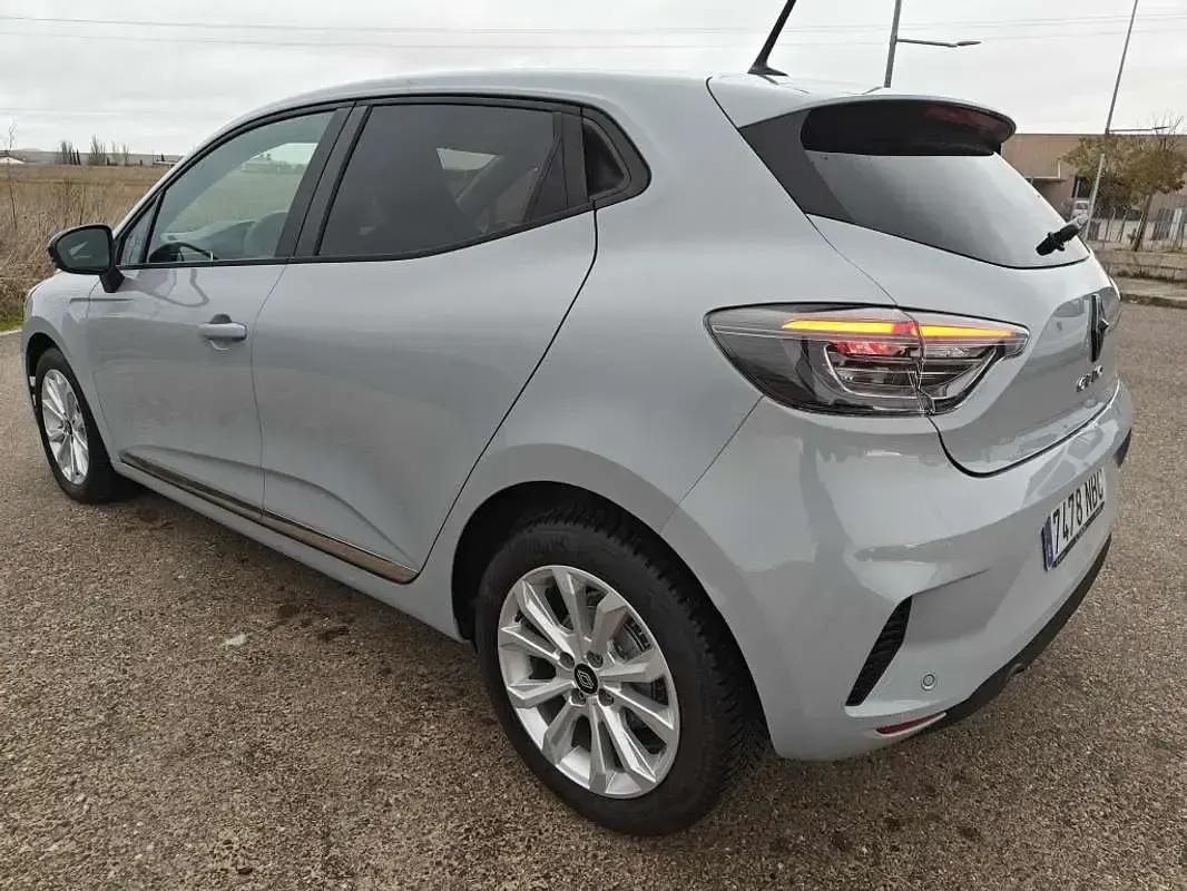Usado Renault Clio Evolution 101 CV (74 kW) 2025 Gris Utilitario