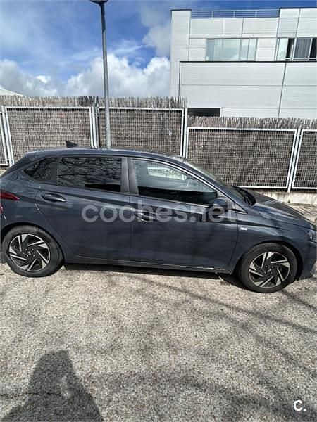 Usado Hyundai i20 100 CV (73 kW) 2022 Gris / plata Utilitario