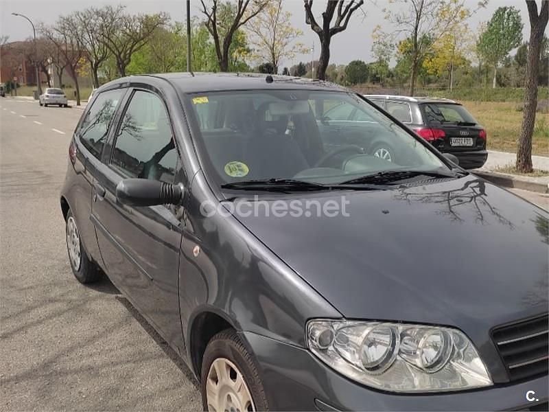Usado Fiat Punto Active 60 CV (44 kW) 2005 Gris / plata Utilitario