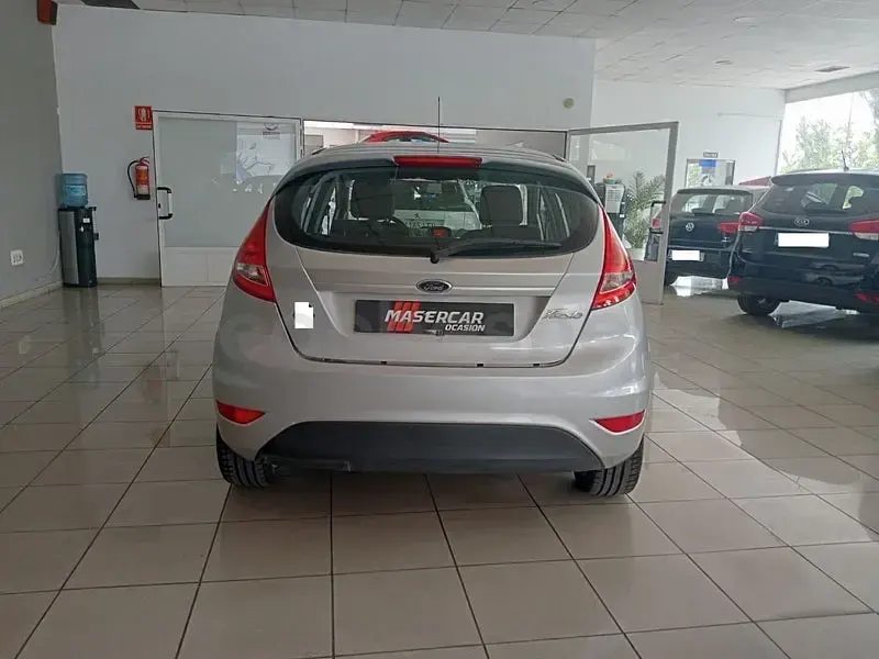 Usado Ford Fiesta Trend 70 CV (51 kW) 2011 Gris / plata Berlina