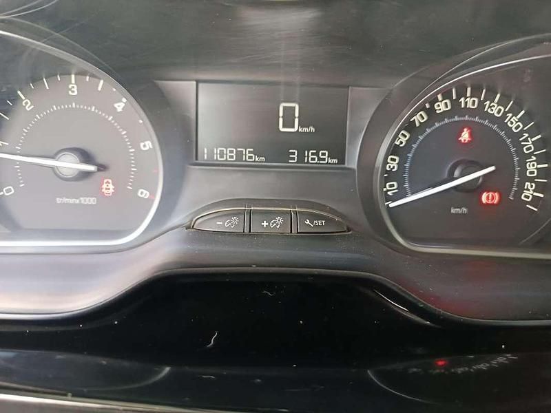 Usado Peugeot 2008 Style 99 CV (72 kW) 2018 Rojo SUV