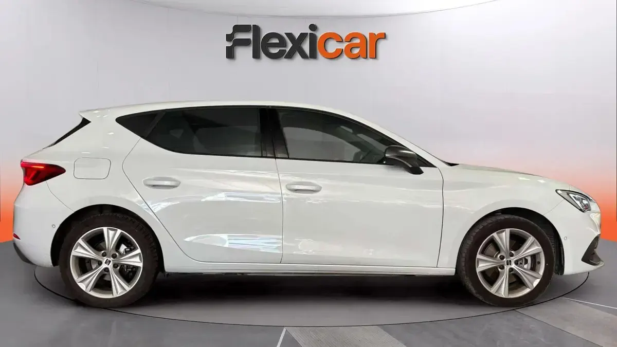 Usado Seat Leon FR 204 CV (150 kW) 2023 Blanco Berlina