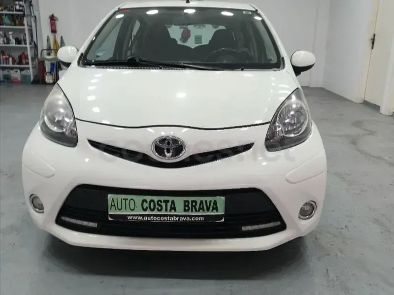 Usado Toyota Aygo Live 68 CV (50 kW) 2013 Blanco Utilitario