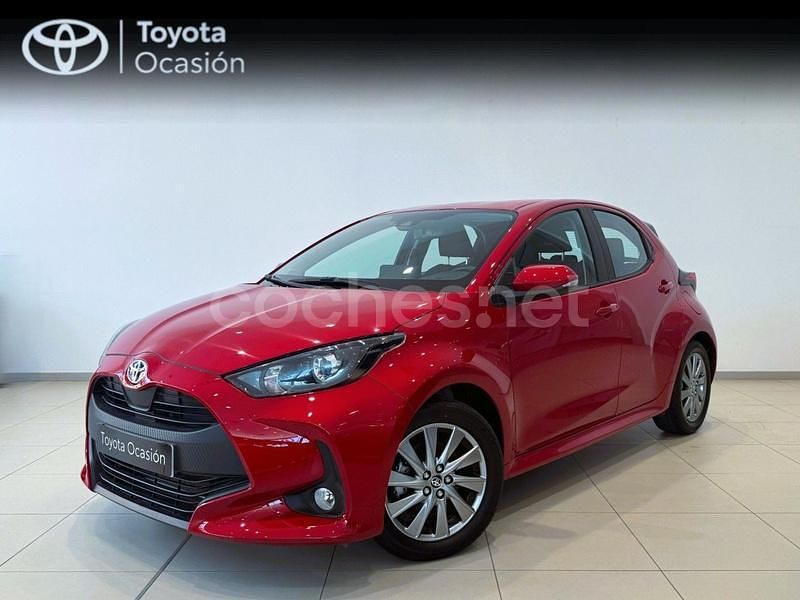 Rojo Usado 2024 Toyota Yaris Hybrid Active Berlina | 21.900 € (Precio justo) - Imagen 1/4