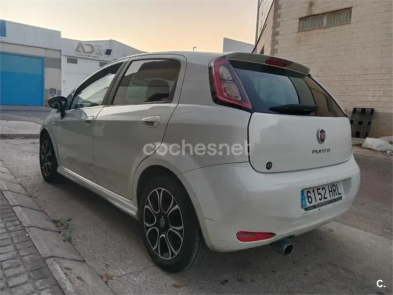 Usado Fiat Punto Easy 69 CV (50 kW) 2013 Blanco Utilitario