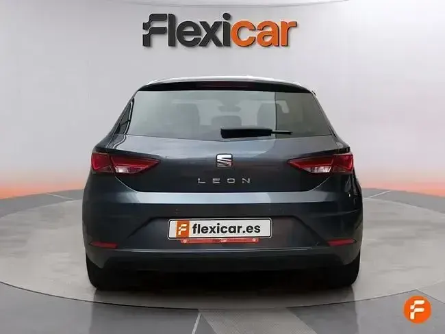 Usado Seat Leon Style 130 CV (95 kW) 2020 Gris Berlina