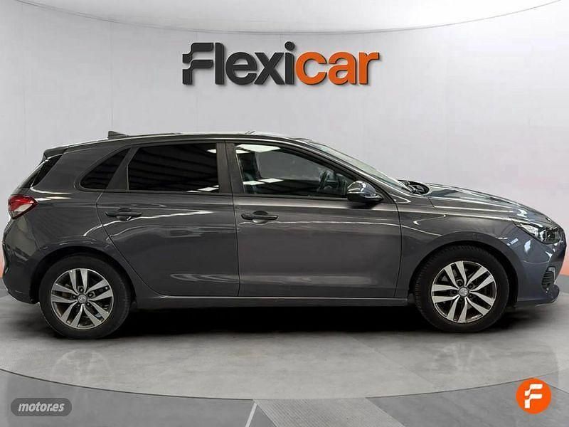 Usado Hyundai i30 120 CV (88 kW) 2019 Gris Berlina
