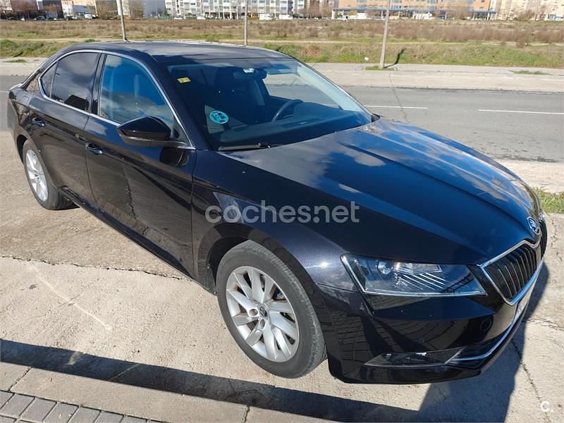 Usado Skoda Superb Ambition 150 CV (110 kW) 2018 Negro Berlina