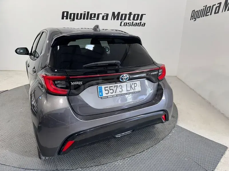Usado Toyota Yaris Hybrid Style 116 CV (85 kW) 2020 Gris / plata Berlina