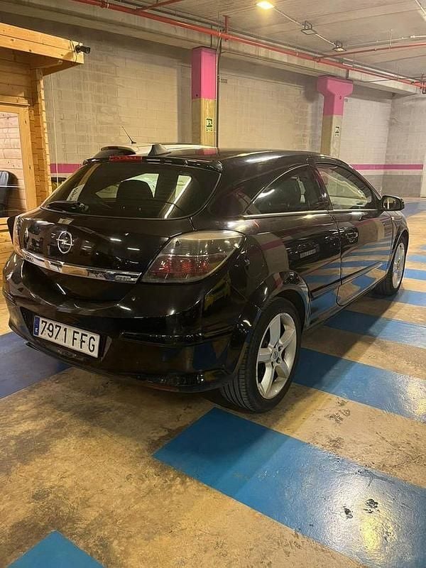 Usado Opel Astra GTC Cosmo 120 CV (88 kW) 2006 Negro Utilitario