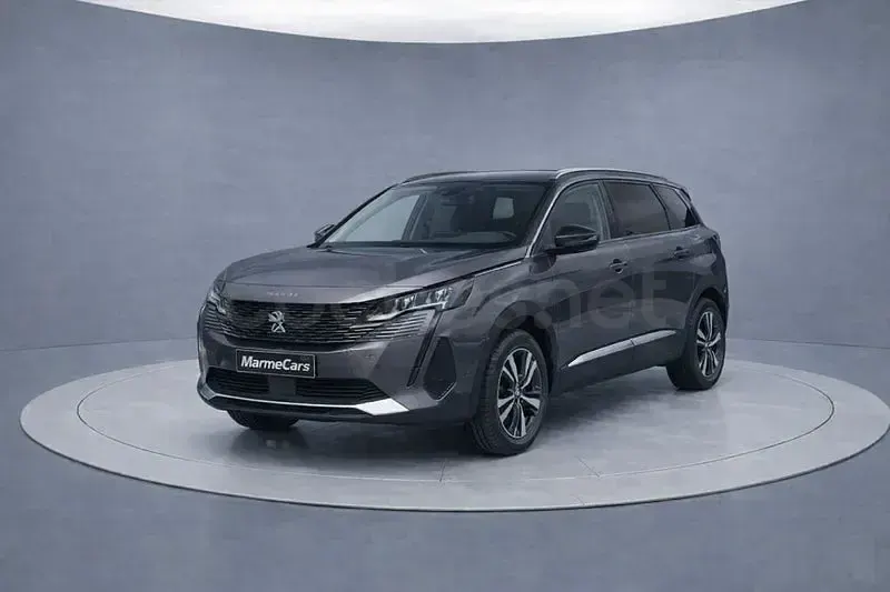 Usado Peugeot 5008 Allure 130 CV (95 kW) 2021 Gris SUV