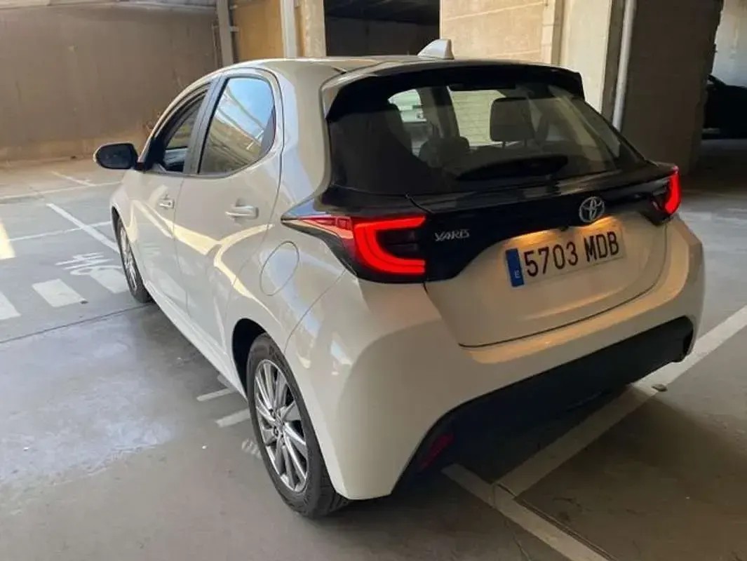 Usado Toyota Yaris Hybrid Active 116 CV (85 kW) 2022 Blanco Utilitario