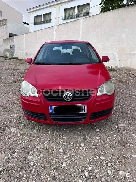 Usado VW Polo Advance 70 CV (51 kW) 2004 Rojo Utilitario