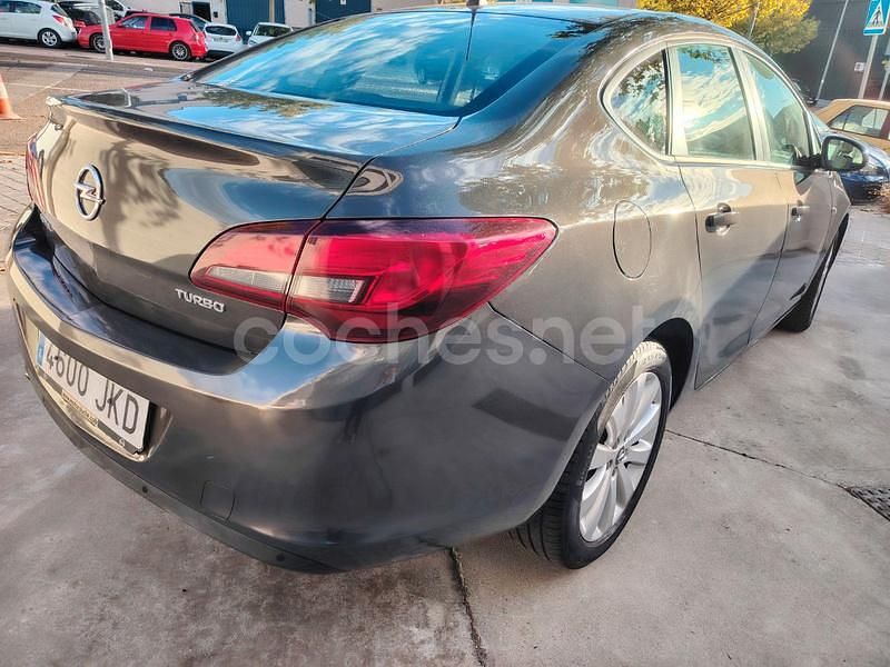 Usado Opel Astra Selective 140 CV (102 kW) 2015 Gris / plata Berlina