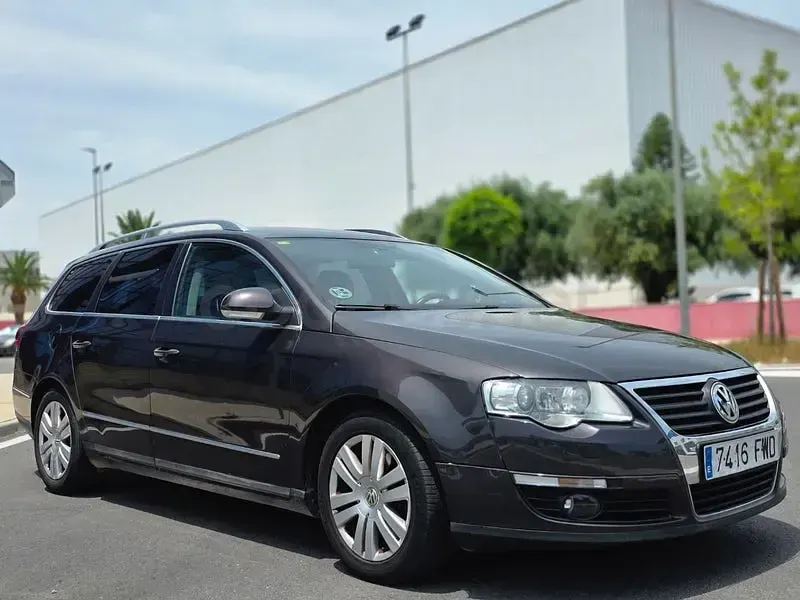 Usado VW Passat Highline 170 CV (125 kW) 2007 Marrón Familiar