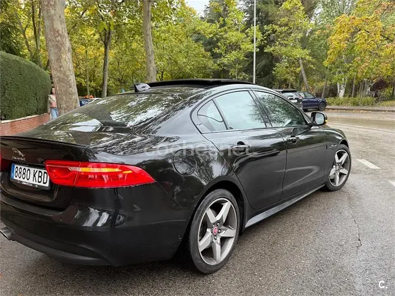 Usado Jaguar XE R-Sport 180 CV (132 kW) 2017 Negro Berlina