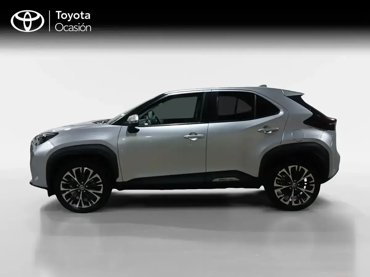 Usado Toyota Yaris Style 116 CV (85 kW) 2022 Gris Utilitario