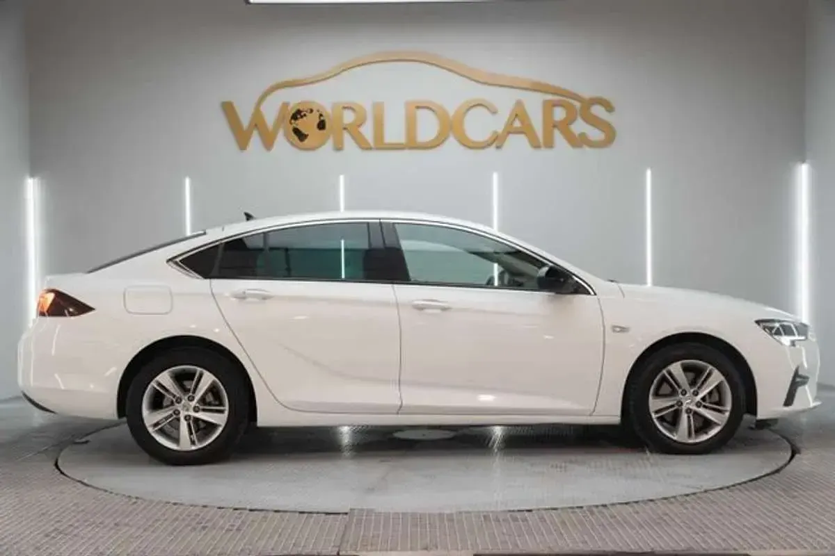 Usado Opel Insignia Business 122 CV (89 kW) 2022 Blanco Berlina