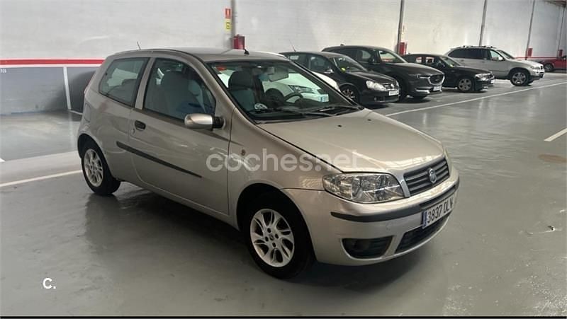 Usado Fiat Punto Dynamic 60 CV (44 kW) 2005 Gris / plata Utilitario
