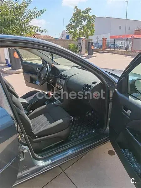 Usado Ford Mondeo Trend 115 CV (84 kW) 2003 Gris / plata Berlina