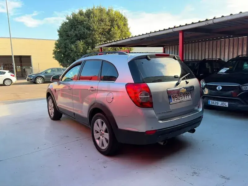 Usado Chevrolet Captiva LT 150 CV (110 kW) 2007 Gris / plata SUV