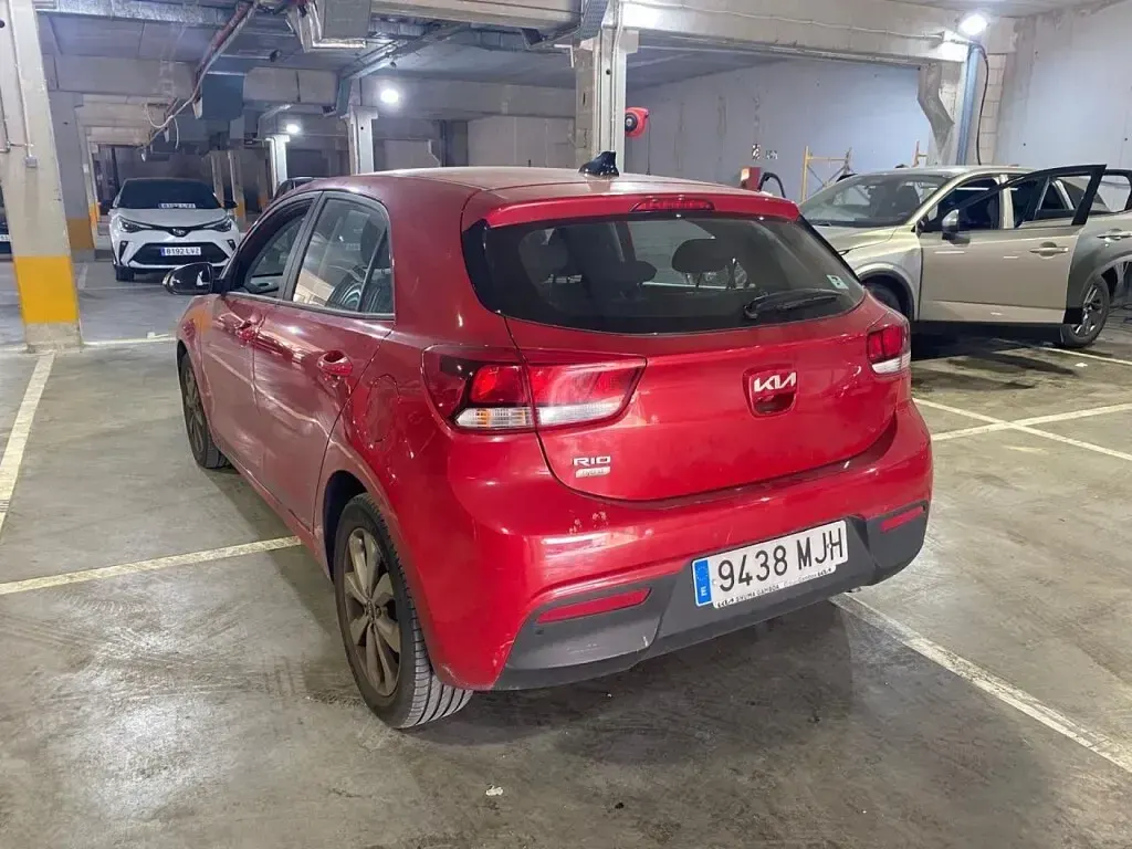 Usado Kia Rio 100 CV (73 kW) 2023 Rojo Berlina