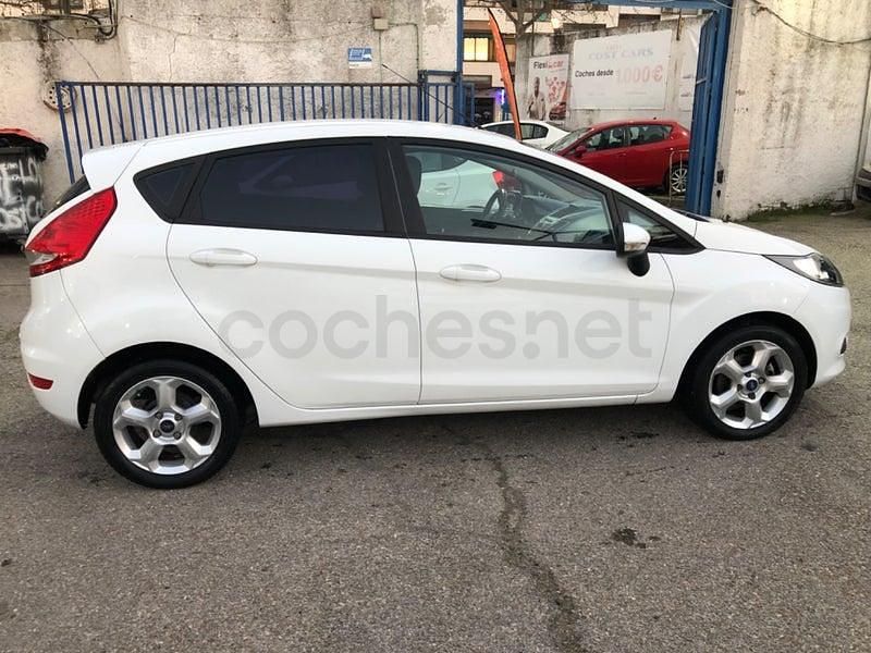 Usado Ford Fiesta Trend 90 CV (66 kW) 2010 Blanco Utilitario